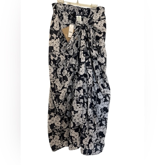 NWT J Crew Convertible beach sarong magnolia floral Sz Medium Navy/White coverup - Picture 2 of 10